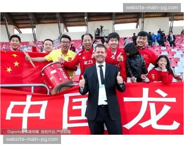 耐克CEO访问巴萨训练基地，与女足主帅及球员进行交流