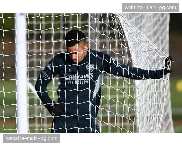 因航班延误,诺丁汉森林队赛前一日深夜才抵达客场 因航班延误,诺丁汉森林队赛前一日深夜才抵达客场